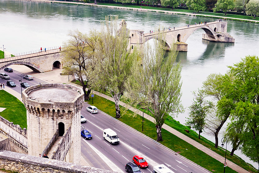 The Boulevard de la Ligne goes under one arch of the bridge