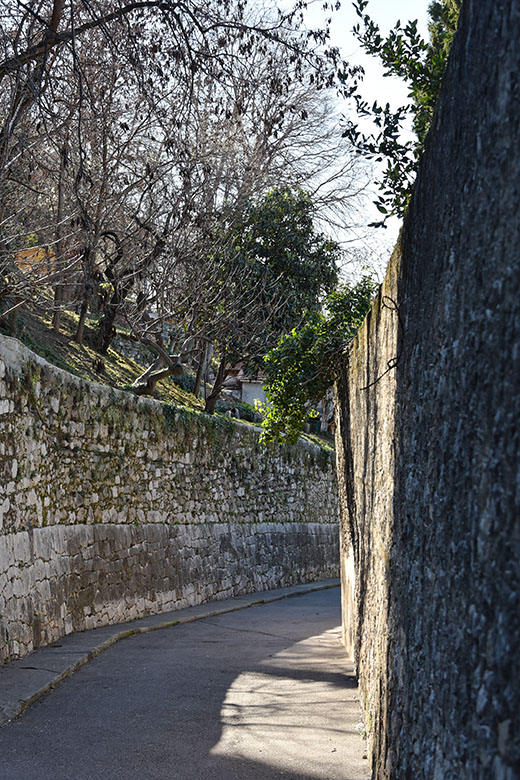 Heading down the 'Mont�e du ch&acirc;teau'
