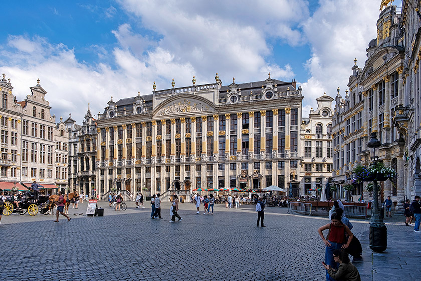 House of the Dukes of Brabant: one fa&ccedil;ade for seven Guild Houses
