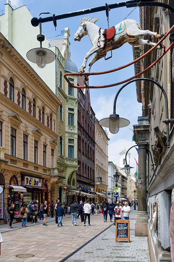 On V&aacute;ci Street