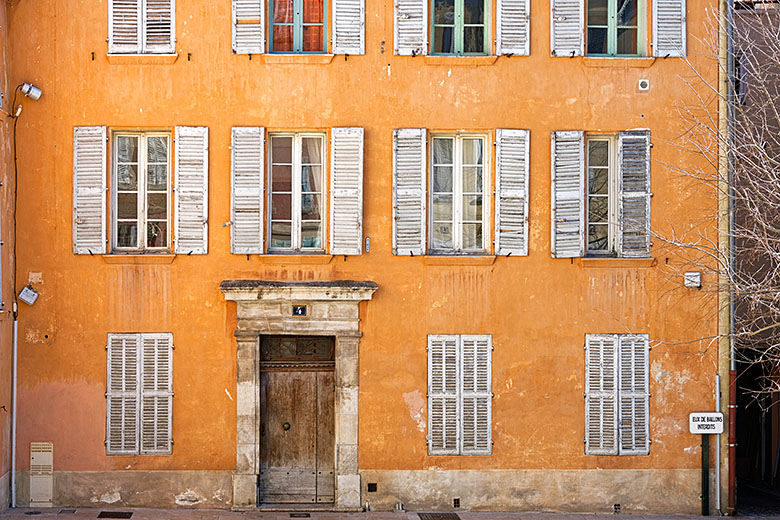 Yellow fa&ccedil;ade