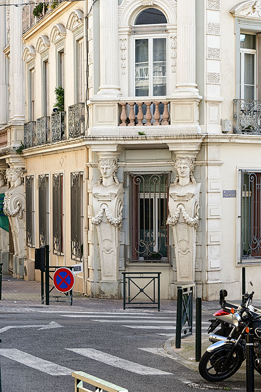 On the 'Avenue des &Icirc;les d'Or'